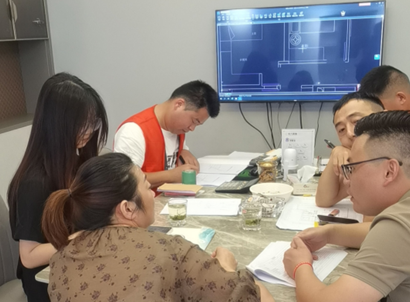 设计师和客户讨论设计方案