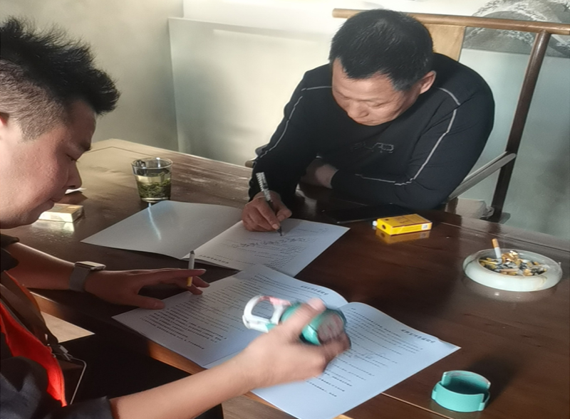 设计师与客户在签约